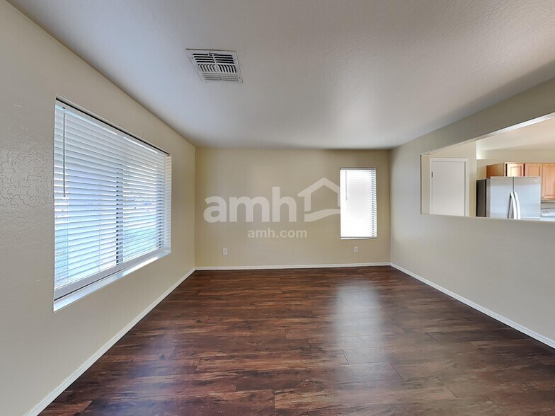 Building Photo - 1587 E Anastasia St