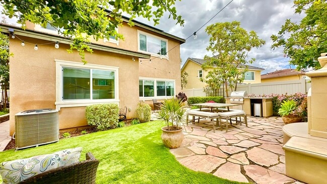 Building Photo - Beautiful "Model" Home in the Horse Creek ...