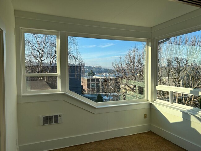 Building Photo - 2015 Franklin Ave E