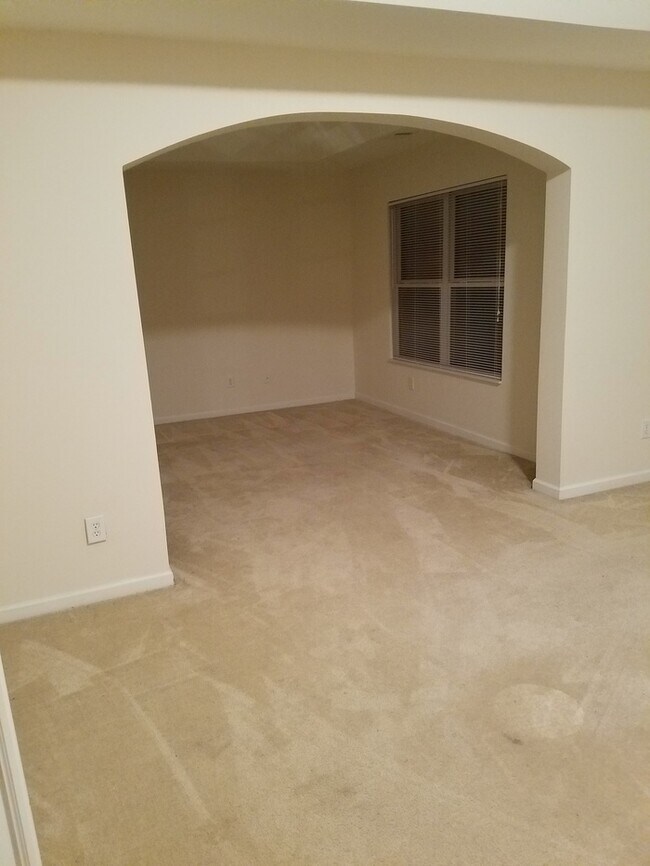 Building Photo - 4 Bedroom House