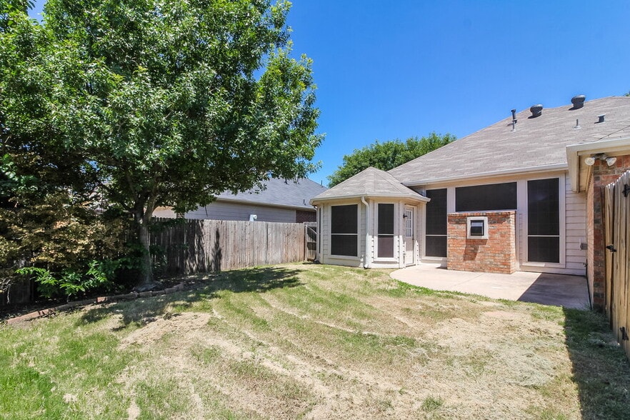 Building Photo - 10705 Camelot Dr