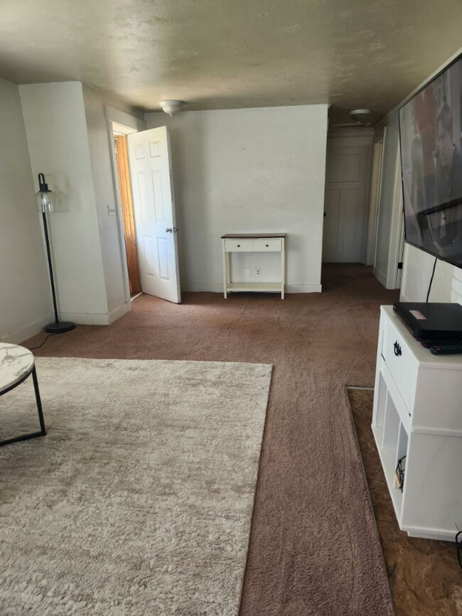 Building Photo - L7ER