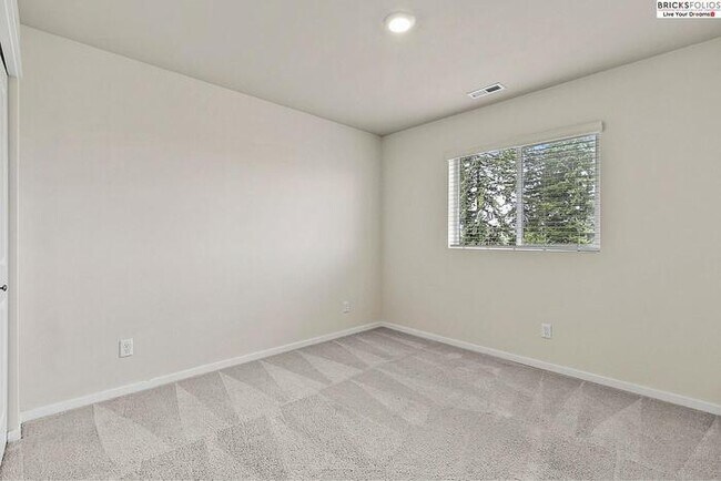 Building Photo - Puyallup Gem: Comfort and Style Combined!