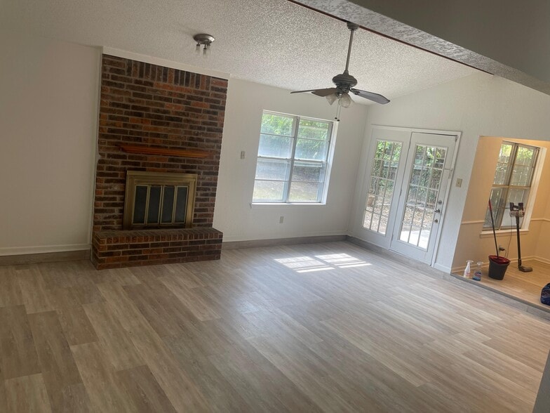 Primary Photo - 1702 Edgefield St