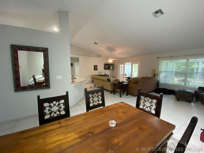Building Photo - 1094 Raintree Ln