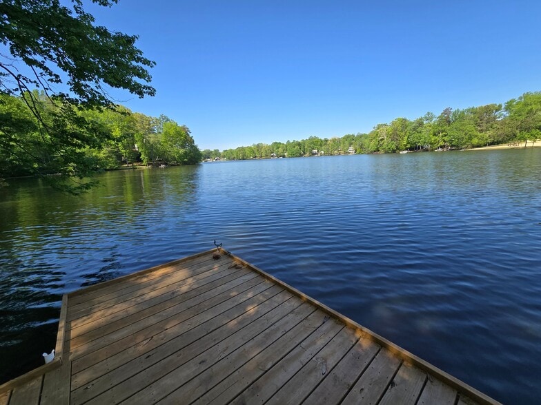 Building Photo - 6308 Lakeshore Dr