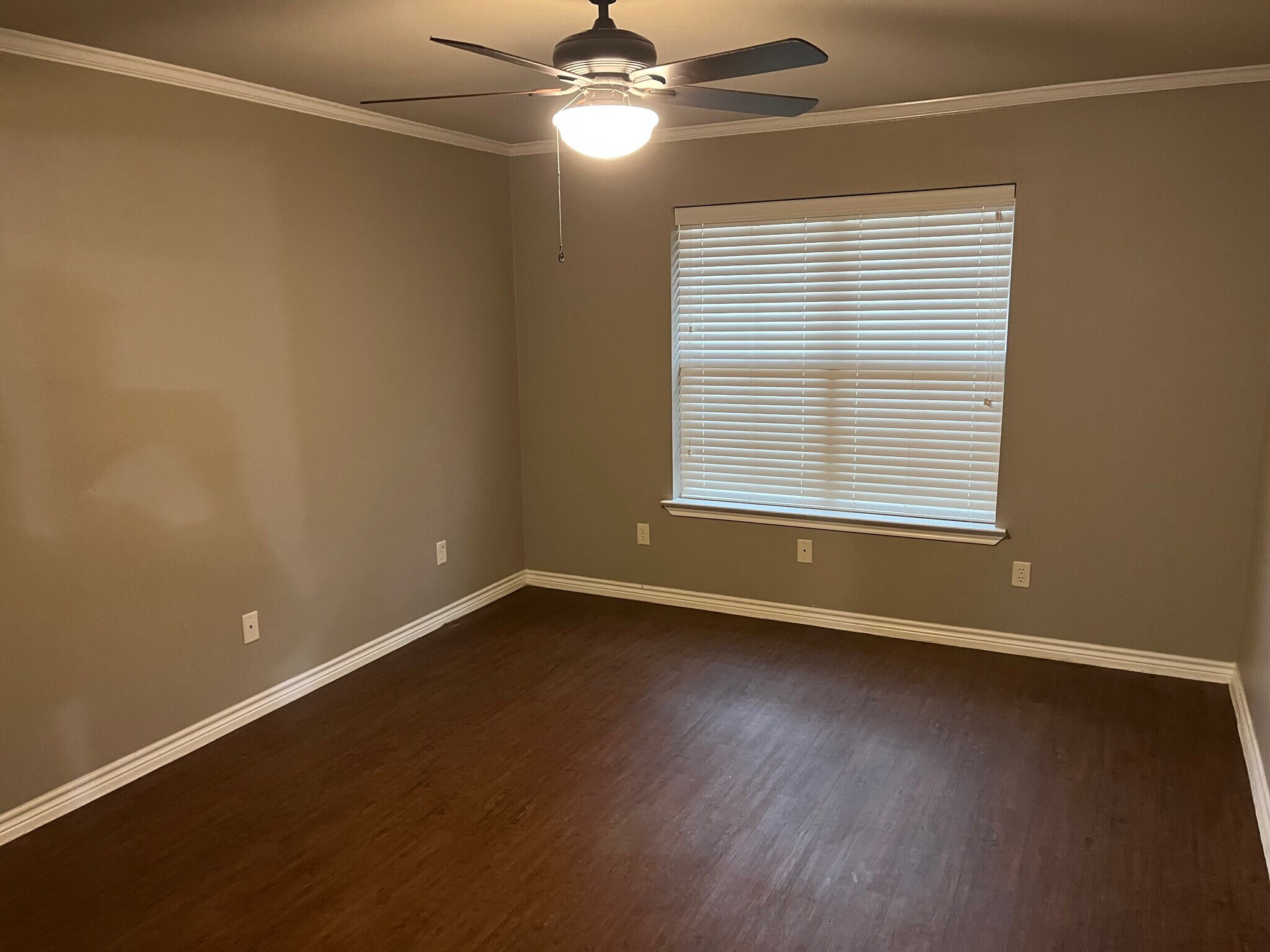 Building Photo - 165 Oakview Ct