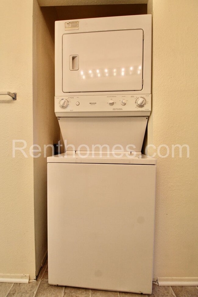 Building Photo - Mission Valley, 10225 Caminito Cuervo #143- Secured building! Close to shops and restaurants!