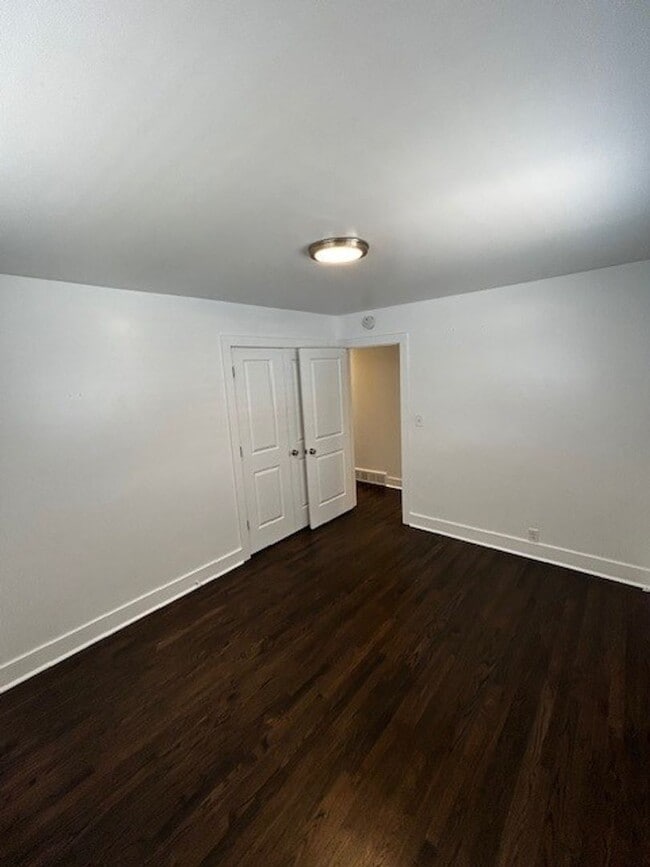 Building Photo - Rent this Gorgeous Fully Updated 3 Bd/ 1.5...