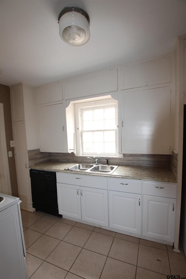 Building Photo - 132 Rowland Pl