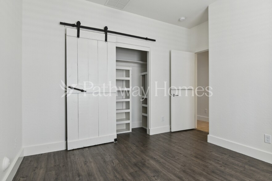 Building Photo - 20996 W White Rock Rd