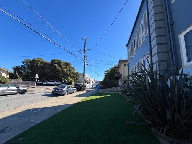 Building Photo - 1217 Capuchino Ave