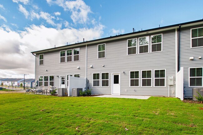 Building Photo - Modern 3-Bedroom Townhome in Solana, Durham!