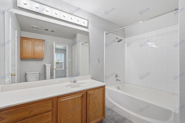 Building Photo - 412 Pin Oak Ln