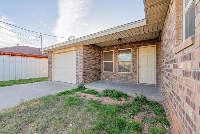 Building Photo - 1121 Laredo Dr