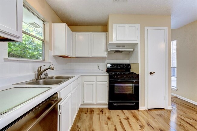 Building Photo - 4035 Green Crest Dr