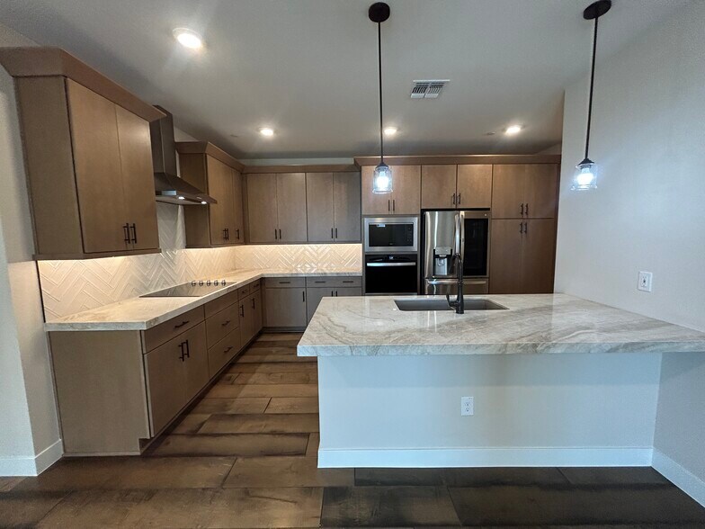 Building Photo - 2121 W Sonoran Desert Dr