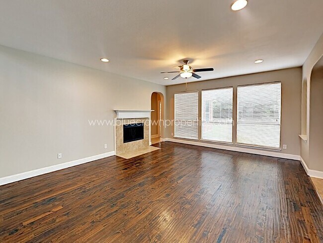 Building Photo - 901 Mesquite Dr