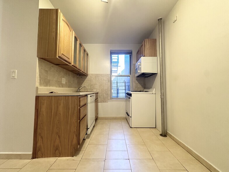 Building Photo - 707 W 171st St