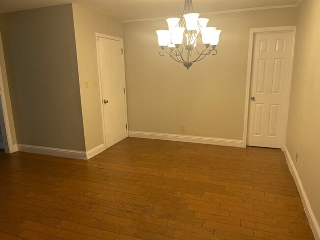 Building Photo - Close to South Alabama 3/2 Single Car Garage