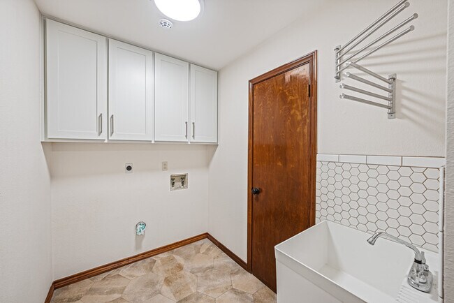 Building Photo - 2013 Mayfield Dr