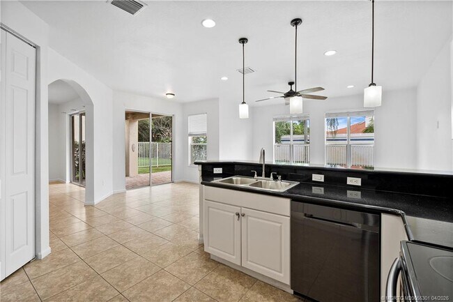 Building Photo - 2736 SW Butterfly Ln