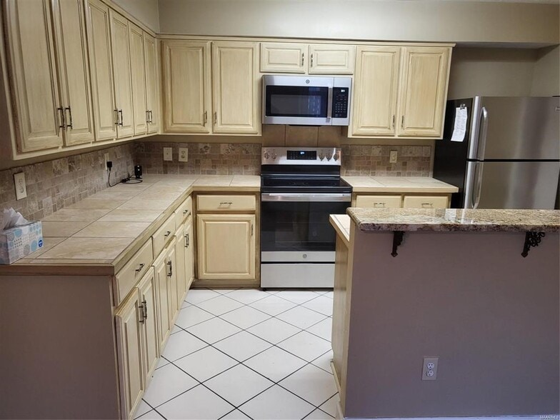 Building Photo - 1516 Charleton Dr