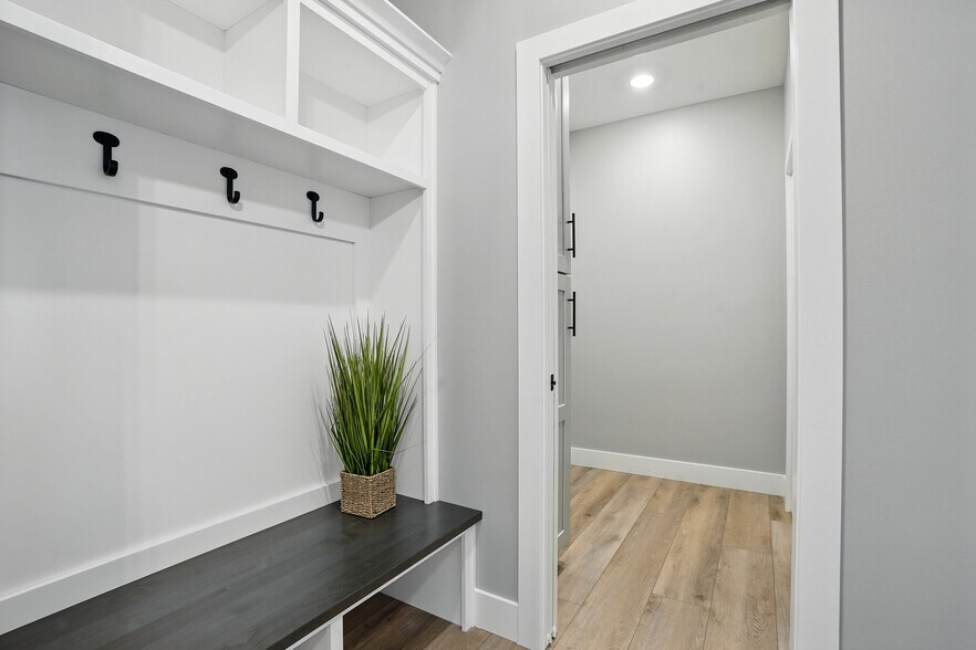 Building Photo - 933 Long Dr