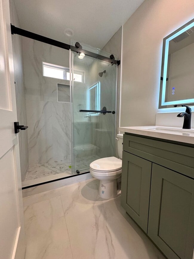 Building Photo - Remodeled Midtown Apartment- Private Washer/Dryer +AC!!