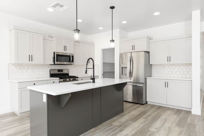 Building Photo - 3 bed plus office / 2.5 bath / 3 car Singl...