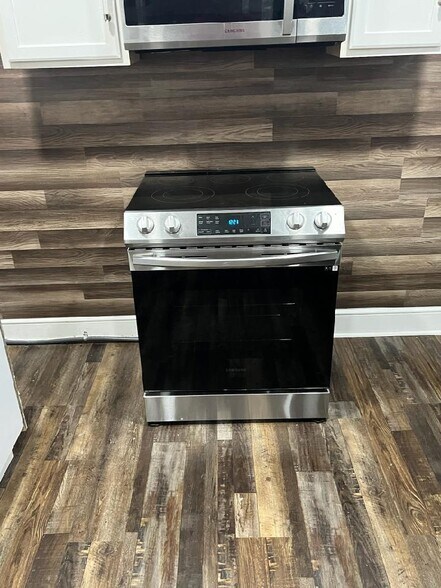 Kitchen stove - 905 N Layton Ave