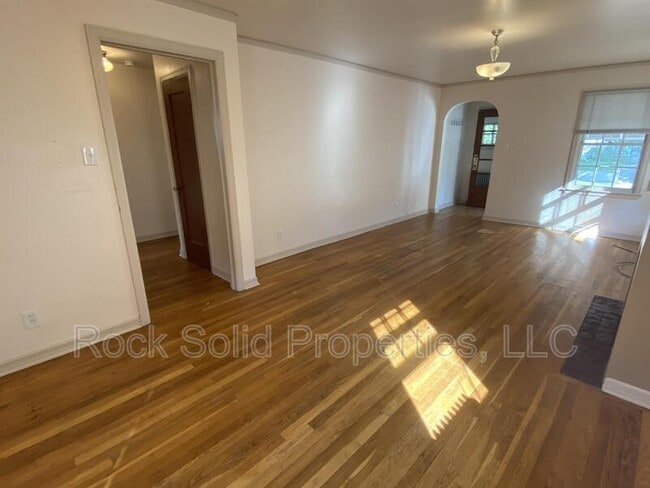 Building Photo - 607 E 22nd St