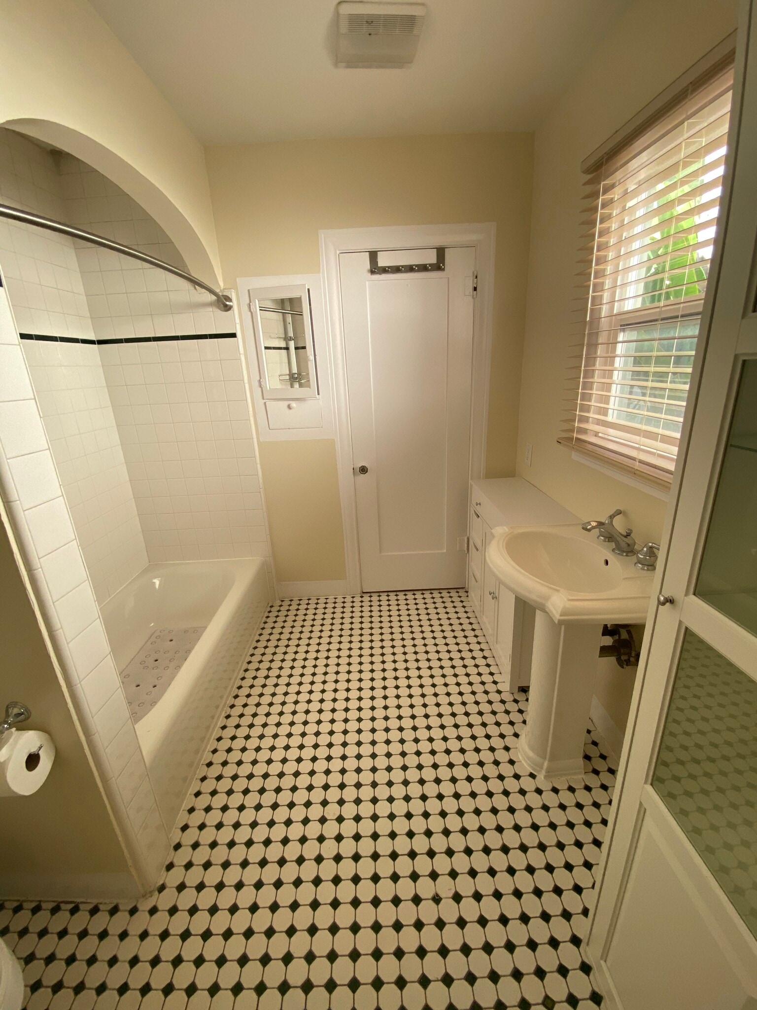 bathrm4 - 1057 E Main St