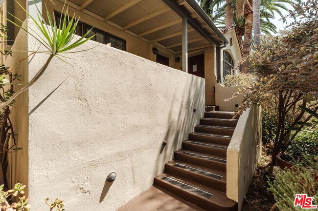 Building Photo - 8561 Rugby Dr