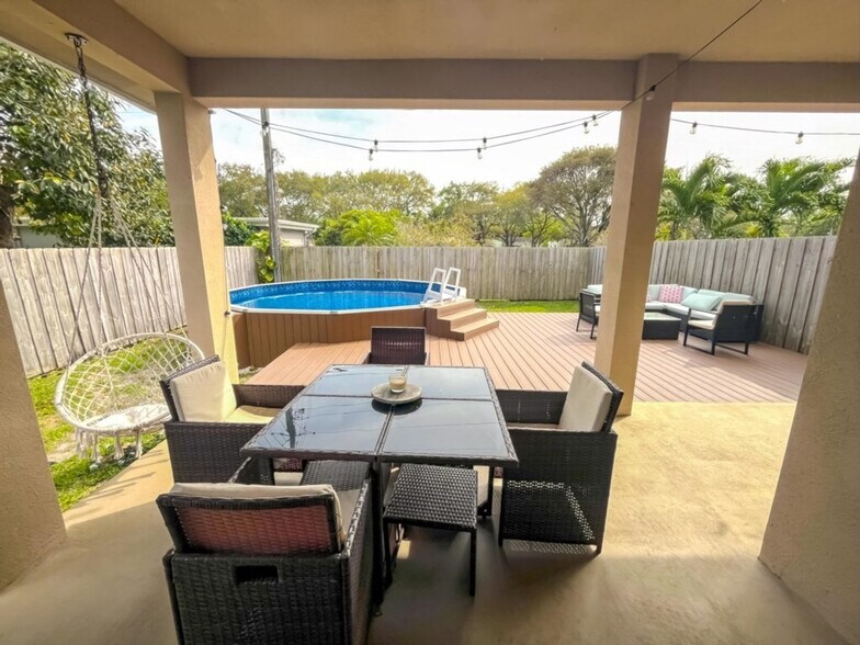 Building Photo - 826 SW 14th Ct