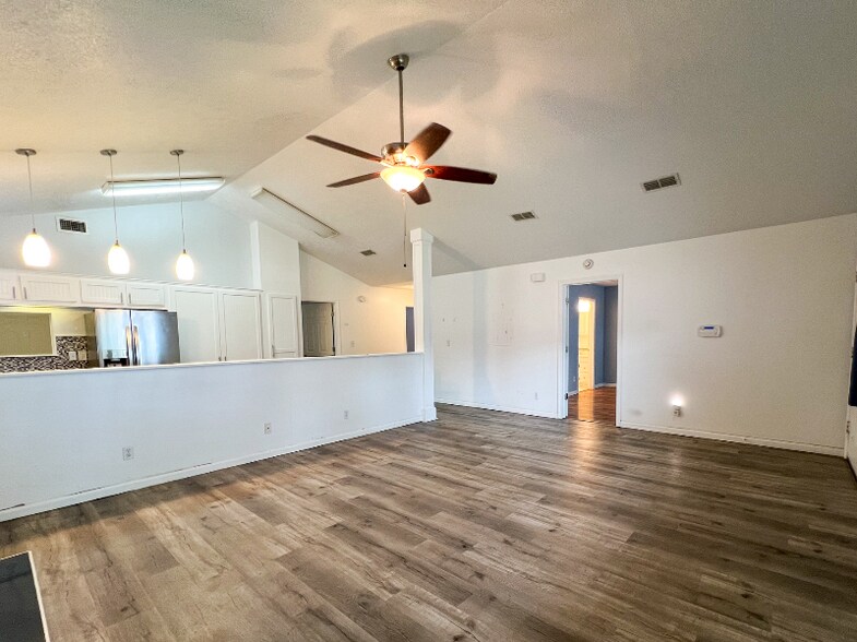 Building Photo - 359 Mercedes Ave