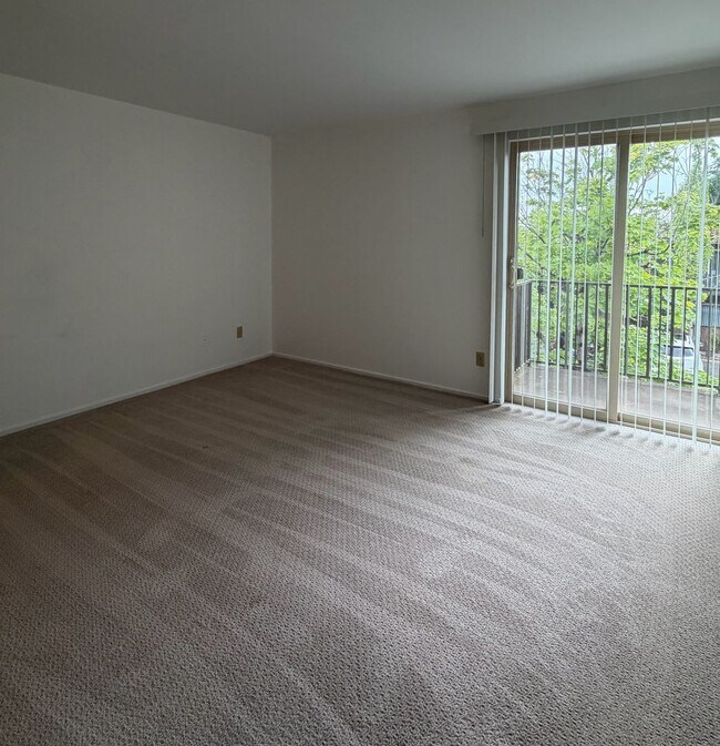 Building Photo - 1 Bed / 1 Bath Houghton condo in Kirkland $1,795/month