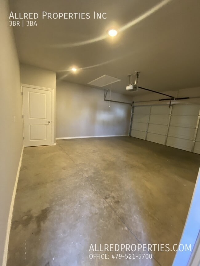 Building Photo - 1609 SW Casuarina Dr