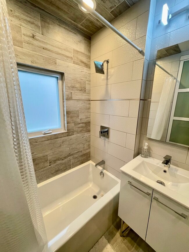 Building Photo - 3230 N Elston Ave