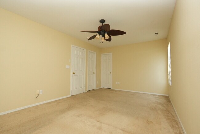 Building Photo - Lovely home situated on a cul-de-sac