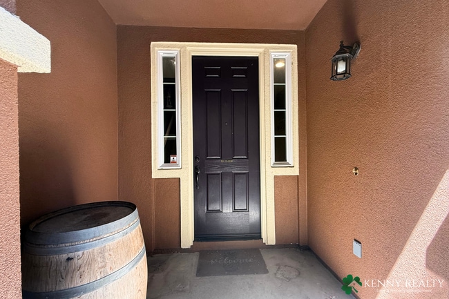 Building Photo - Spacious 3 bedroom, 2.5 Bathroom Condo w/ ...