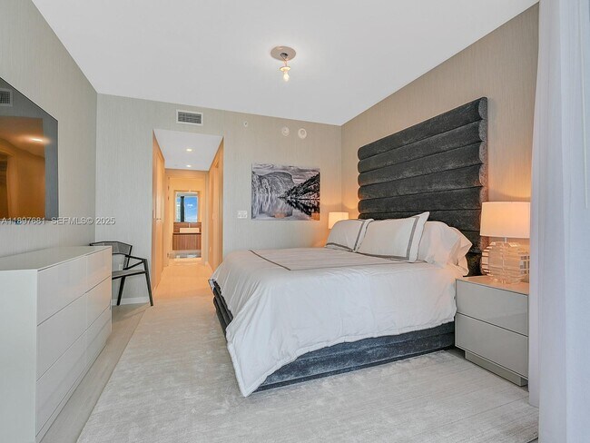 Building Photo - 1000 Brickell Plaza