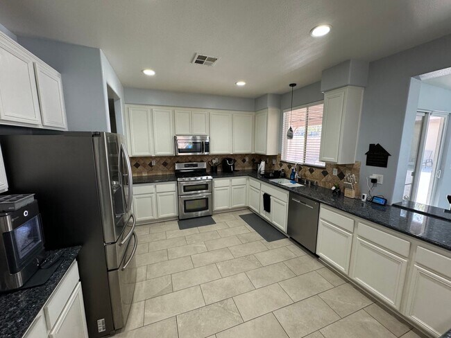 Building Photo - 40123 Vista Ridge Dr