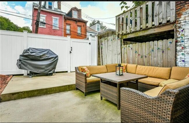 Building Photo - Gorgeous 3 bedroom townhome in Pittsburgh's Fineview Neighborhood