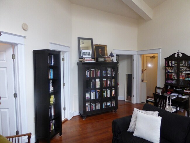 Building Photo - 1685 Crescent Pl NW