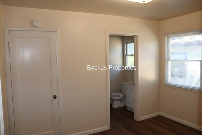 Building Photo - 650 Laine St