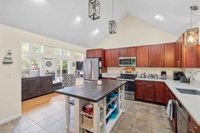 Building Photo - Spacious & Comfortable 4 Bedroom House - C...