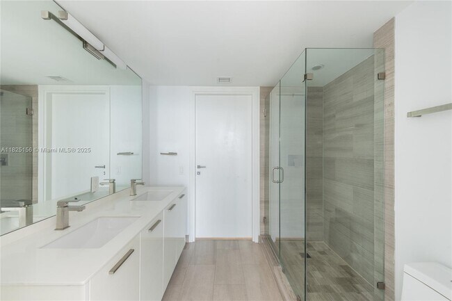 Building Photo - 1300 Brickell Bay Dr
