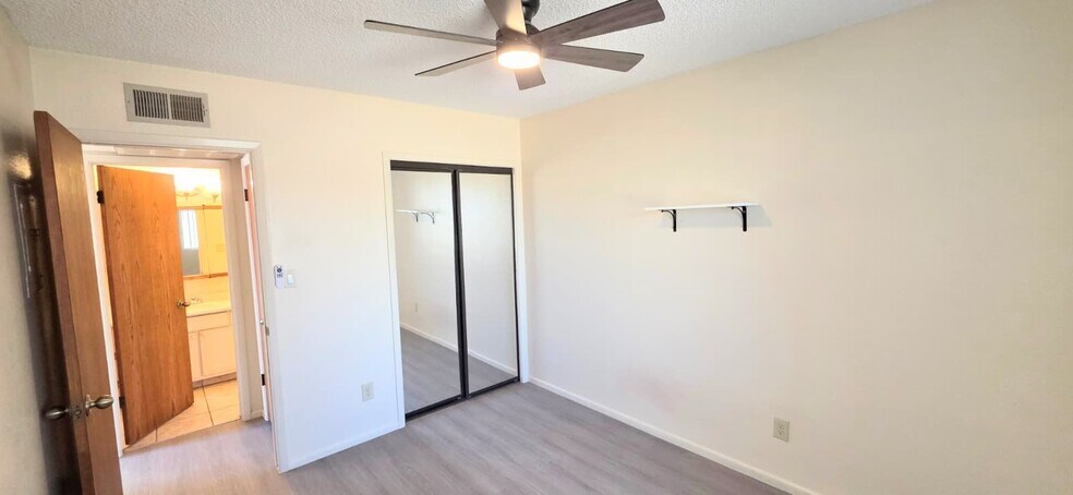 Building Photo - 1041 N Mesa Dr