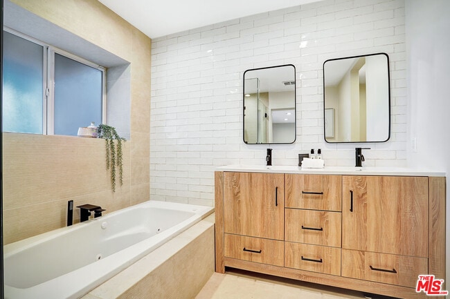 Building Photo - 5630 Gentry Ave